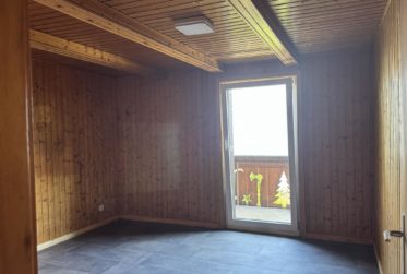 Chalet en rondins d’épicéa dans un écrin de verdure, avec vue sur la plaine du Rhône