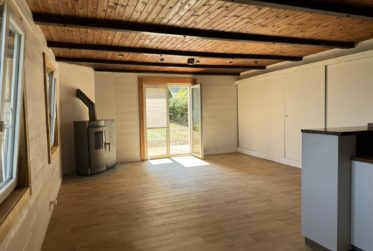 Chalet en rondins d’épicéa dans un écrin de verdure, avec vue sur la plaine du Rhône