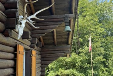 Chalet en rondins d’épicéa dans un écrin de verdure, avec vue sur la plaine du Rhône