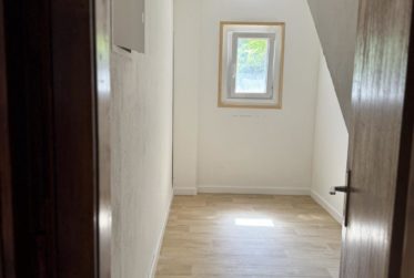 Chalet en rondins d’épicéa dans un écrin de verdure, avec vue sur la plaine du Rhône