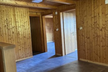 Chalet en rondins d’épicéa dans un écrin de verdure, avec vue sur la plaine du Rhône