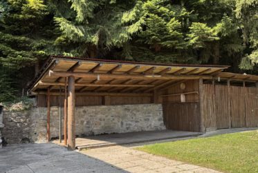 Chalet en rondins d’épicéa dans un écrin de verdure, avec vue sur la plaine du Rhône