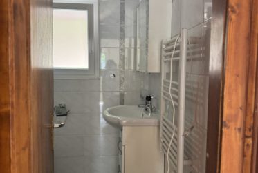 Chalet en rondins d’épicéa dans un écrin de verdure, avec vue sur la plaine du Rhône